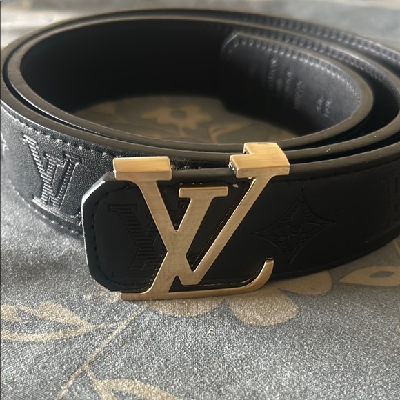 Louis Vuitton Black Leather Detail - Picture 1 of 4